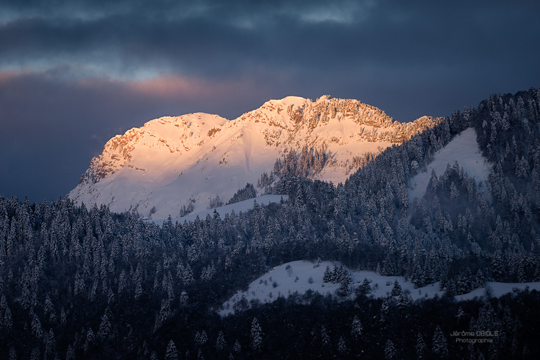 Lever de soleil en hiver sur les Rochers de la Bade. Massif des Bauges.