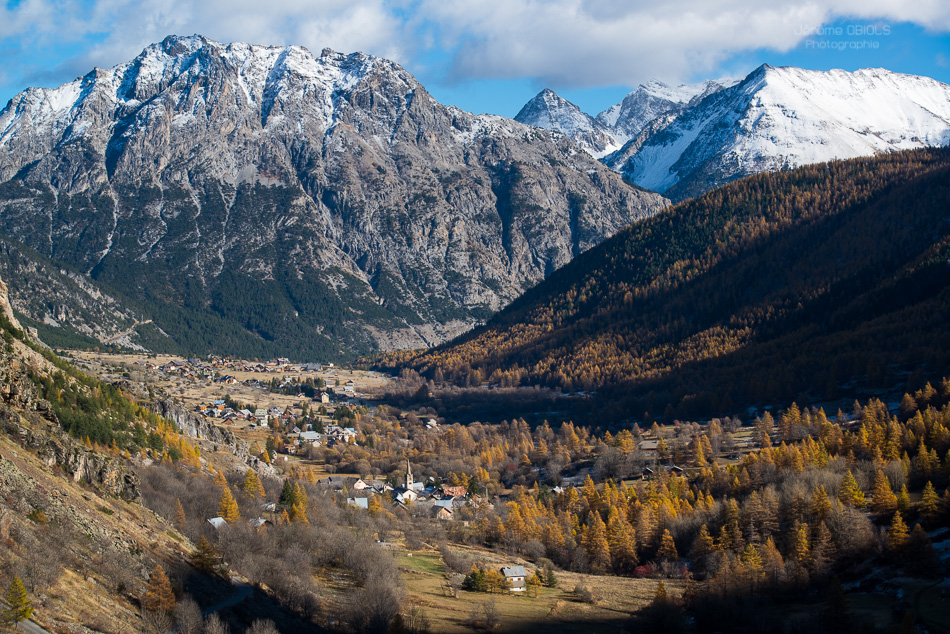 Village de Nevache et vallee de la Claree en automne