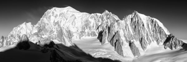 Panorama du versant Est du Mont-Blanc en noir et blanc