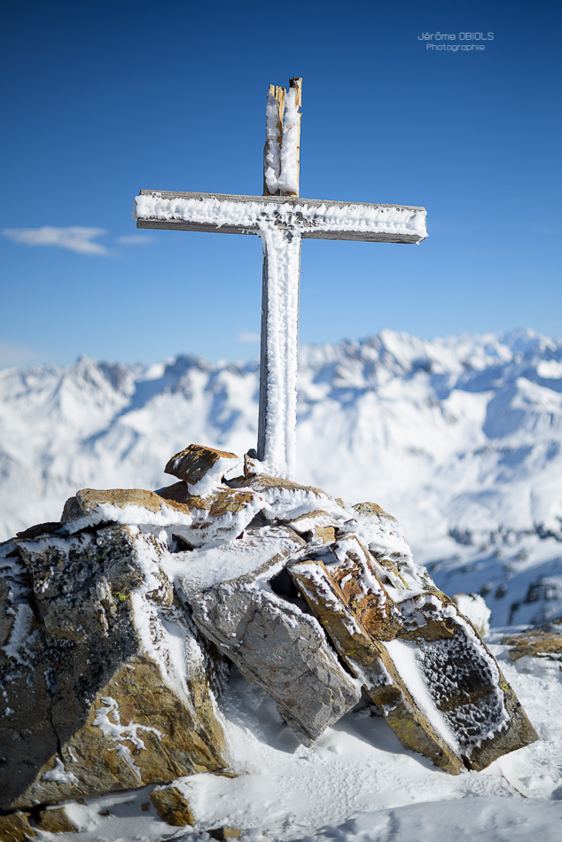 Croix de bois givree au sommet du Grand Mont d'Areches. Massif du Beaufortin.