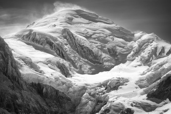 Face nord Mont-Blanc et glaciers et séracs de la face nord du Mont-Blanc en noir et blanc sous la neige en en hiver.