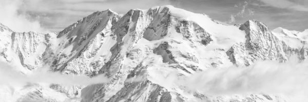 Dômes de Miage et aiguille de la Bérangère en hiver sous la neige. Panorama en noir et blanc.