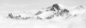 Photo alpine noir et blanc de montagne. Aiguille de Triolet. Photo panoramique noir et blanc grand format.