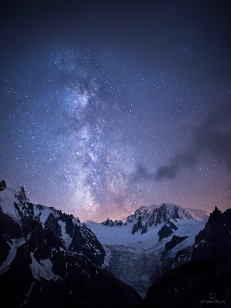Voie lactée en montagne la nuit au dessus de la vallee Blanche et du Mont Blanc