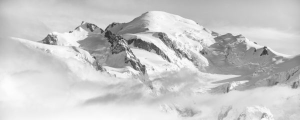 Les Trois Monts : Mont-Blanc du Tacul, Mont Maudit, Mont-Blanc. A droite, l'arête des Bosses.